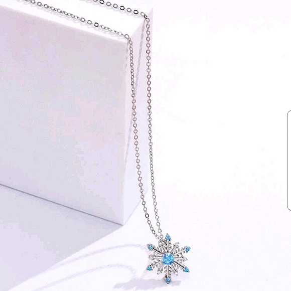 CLEARANCE 💖Snowflake Charm Necklace - Picture 2 of 3